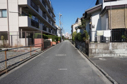 マンション外観と接道