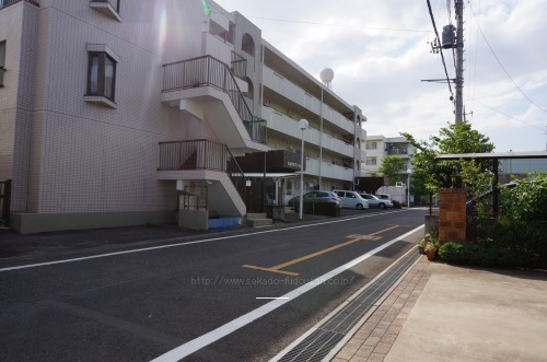 マンション外観と接道