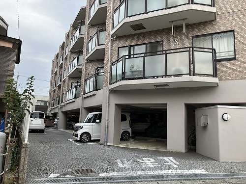 マンション外観と接道